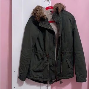 (DIVIDED H&M) Green army jacket with fur lining